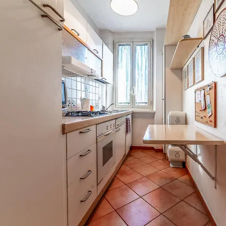 D&r - Metro Re Di Appartement Rome